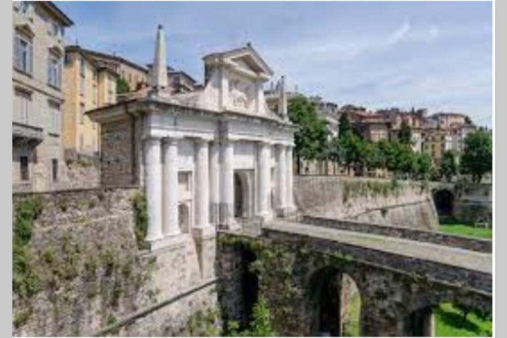 Apartamento Entire flat, independent entrance, 20 mins to BGY - Bergamo Milan airport Nembro Exterior foto